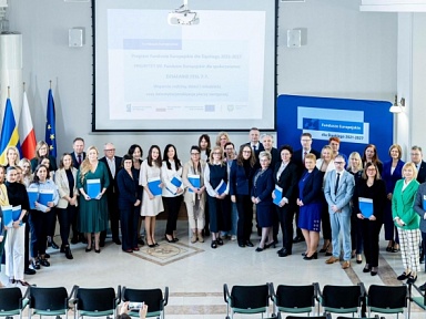 Powiat cieszyński z dofinansowaniem na rzecz wsparcia rodziny i pieczy zastępczej unia europejska