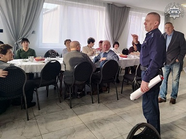 Spotkanie z seniorami policja dzielnicowy