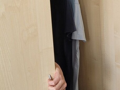 Ukrył się w szafie