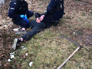 Groził kosą swojej rodzinie